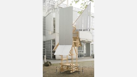 Eine Wahkabine, die von Studierenden entworfen und umgesetzt wurde aus verschiedenen Materialien wie bspw. Holz