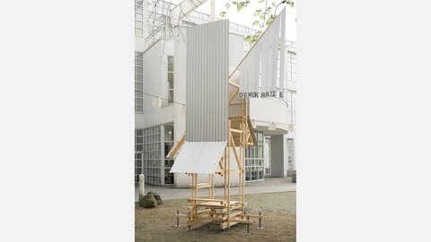 Eine Wahkabine, die von Studierenden entworfen und umgesetzt wurde aus verschiedenen Materialien wie bspw. Holz