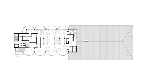 Dachgeschoss/Eventfläche 1:200; große offene Saalfläche in runden Segmenten mit Möblierung, links Nebenräume und Treppen, rechts anschließende große Dachfläche/Terrasse schraffiert.
