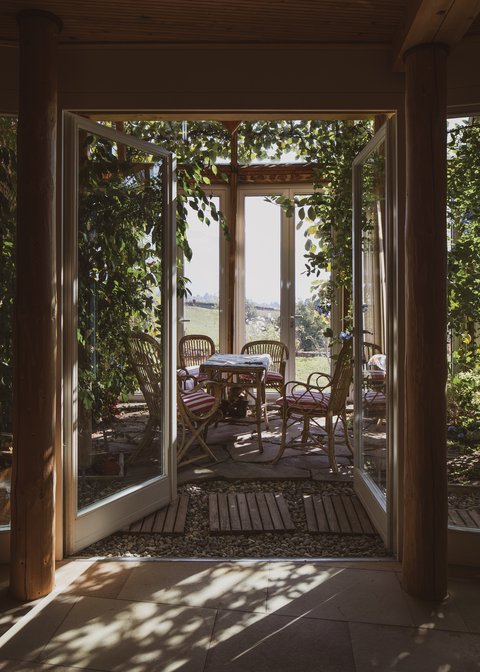 Ein kleiner Wintergarten, der sich natürlich in das Gesamtkonstrukt des Gebäudes einfügt