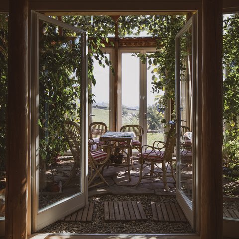 Ein kleiner Wintergarten, der sich natürlich in das Gesamtkonstrukt des Gebäudes einfügt