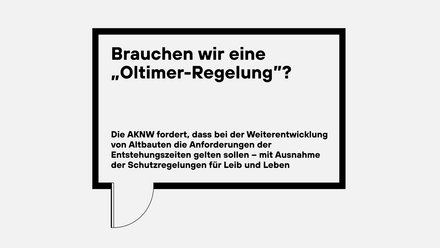 Grafische Sprechblase mit dickem schwarzem Rahmen auf hellem Grund. Großer fettgedruckter Titel oben: „Brauchen wir eine ‚Oldtimer‑Regelung‘?“. Darunter Fließtext: „Die AKNW fordert, dass bei der Weiterentwicklung von Altbauten die Anforderungen der Entstehungszeiten gelten sollen – mit Ausnahme der Schutzregelungen für Leib und Leben.“