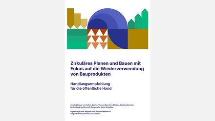 Das Bild zeigt eine grafisch gestaltete Publikation mit abstrakten Formen in Grün-, Blau- und Erdtönen. Der Titel lautet „Zirkuläres Planen und Bauen mit Fokus auf die Wiederverwendung von Bauprodukten“. Darunter wird sie als Handlungsempfehlung für die öffentliche Hand beschrieben. Zweck des Bildes ist es, politische und administrative Akteure anzusprechen und Empfehlungen für die Förderung von Wiederverwendung im öffentlichen Bauwesen zu vermitteln.