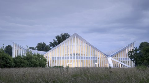Moderne Hyparschalenkonstruktion mit transparenter Fassade in landschaftlicher Umgebung.