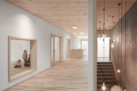 Heller Flur mit Holzdecke und -boden, links Fenster mit zwei Kindern, rechts Treppe mit hängenden Glühbirnen an dunkler Wand