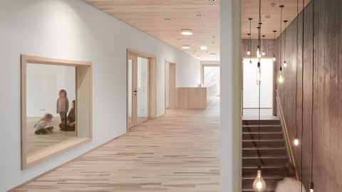 Heller Flur mit Holzdecke und -boden, links Fenster mit zwei Kindern, rechts Treppe mit hängenden Glühbirnen an dunkler Wand