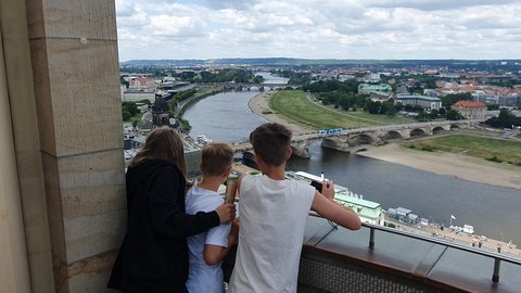 Schülerinnen und Schüler blicken von einer Aussichtsplattform über eine Stadtlandschaft während einer architektonischen Exkursion.
