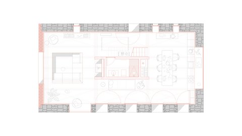 Grundriss Erdgeschoss: Offener Wohn‑, Ess‑ und Kochbereich; zentraler Servicekern mit Treppe; Fensterachsen in den Feldsteinwänden markiert.