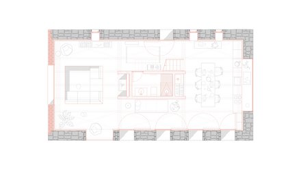 Grundriss Erdgeschoss: Offener Wohn‑, Ess‑ und Kochbereich; zentraler Servicekern mit Treppe; Fensterachsen in den Feldsteinwänden markiert.
