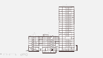 Fein gezeichnete Längsschnitt‑Darstellung eines Ensembles: rechts ein schlanker Turm mit zahlreichen übereinanderliegenden Wohn- oder Bürogeschossen, links ein breiterer, niedrigerer Baukörper mit mehreren Ebenen. Der Schnitt legt Treppenhäuser, Aufzugsräume, Erschließungszonen, abgetrennte Nutzräume und ein Untergeschoss offen; Personen sind zur Maßstabshinweis visualisiert. Unten links ist ein Maßstab und kleine Grundriss‑Symbole eingezeichnet, rechts oben Beschriftung der Turmbezeichnung (T1). Die Grafik dient der technischen Darstellung von Erschließung, Raumaufteilung und Bauhöhen.