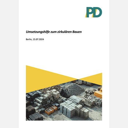 Das Bild zeigt das Titelblatt einer Umsetzungshilfe zum zirkulären Bauen. Oben befindet sich ein Logo mit den Buchstaben „PD“. Darunter steht der Titel sowie Ort und Datum. Im unteren Teil ist ein Foto eines Materiallagers mit gestapelten Bauelementen wie Betonplatten und Pflastersteinen zu sehen, eingefasst von grafischen gelben Flächen. Zweck des Bildes ist es, eine praxisorientierte Handreichung zur Umsetzung von zirkulärem Bauen zu visualisieren und den Bezug zu realen Baustoffen herzustellen.