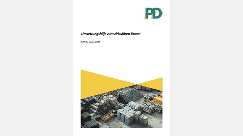 Das Bild zeigt das Titelblatt einer Umsetzungshilfe zum zirkulären Bauen. Oben befindet sich ein Logo mit den Buchstaben „PD“. Darunter steht der Titel sowie Ort und Datum. Im unteren Teil ist ein Foto eines Materiallagers mit gestapelten Bauelementen wie Betonplatten und Pflastersteinen zu sehen, eingefasst von grafischen gelben Flächen. Zweck des Bildes ist es, eine praxisorientierte Handreichung zur Umsetzung von zirkulärem Bauen zu visualisieren und den Bezug zu realen Baustoffen herzustellen.