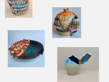 Vier Keramikobjekte arrangiert: Scharnier‑Vase, geflochten geflickte Vase, Spulen‑Gefäß und Muschelschale auf hellem Grund.