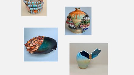 Vier Keramikobjekte arrangiert: Scharnier‑Vase, geflochten geflickte Vase, Spulen‑Gefäß und Muschelschale auf hellem Grund.