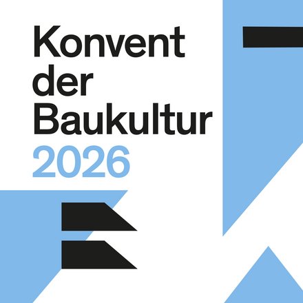Eine grafisch gestaltete Ankündigung zeigt den Schriftzug „Konvent der Baukultur 2026“ sowie die Angaben „10. und 11. Juni Potsdam“, klare Typografie und geometrische Formen in Schwarz, Weiß und Blau strukturieren das Layout, wodurch das Bild als visuelle Orientierung dient und für die Einladung zum bundesweiten fachlichen Dialog über Baukultur, Stadtentwicklung und gesellschaftliche Verantwortung steht.