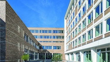 Ein modernes Gebäude mit brauner und weißer Fassade. 