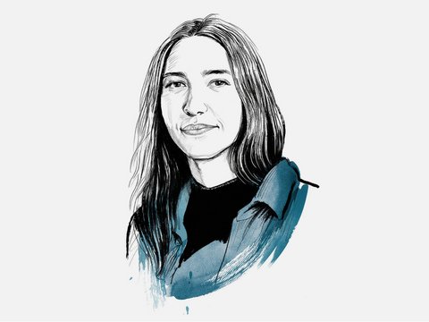 "Porträt-Illustration einer Frau mit langen dunklen Haaren in Schwarz-Weiß-Zeichnung. Sie trägt ein schwarzes Shirt und schaut leicht nach links. Der Nackenbereich ist mit blauen Aquarell-Akzenten gestaltet. Ihr Gesichtsausdruck wirkt ruhig und freundlich."