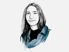 "Porträt-Illustration einer Frau mit langen dunklen Haaren in Schwarz-Weiß-Zeichnung. Sie trägt ein schwarzes Shirt und schaut leicht nach links. Der Nackenbereich ist mit blauen Aquarell-Akzenten gestaltet. Ihr Gesichtsausdruck wirkt ruhig und freundlich."