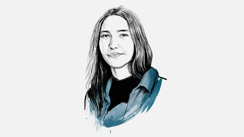 "Porträt-Illustration einer Frau mit langen dunklen Haaren in Schwarz-Weiß-Zeichnung. Sie trägt ein schwarzes Shirt und schaut leicht nach links. Der Nackenbereich ist mit blauen Aquarell-Akzenten gestaltet. Ihr Gesichtsausdruck wirkt ruhig und freundlich."