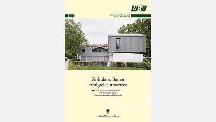 Das Bild zeigt das Titelblatt einer Publikation der Landesanstalt für Umwelt Baden-Württemberg. Im oberen Bereich ist ein Foto eines modernen Gebäudes zu sehen, das aus mehreren klaren, kubischen Baukörpern besteht und von Grünflächen und Bäumen umgeben ist. Die Architektur wirkt sachlich, funktional und zeitgemäß. Der Hintergrund des Titelblatts ist hellgelb, ergänzt durch feine, kreisförmige grafische Linien, die Bewegung und Zirkularität andeuten. Der Titel lautet „Zirkuläres Bauen erfolgreich umsetzen“ mit dem Untertitel, dass es sich um einen praxisnahen Leitfaden für Entscheidungstragende, Bauverantwortliche und Planende handelt. Zweck des Bildes ist es, einen anwendungsorientierten Leitfaden vorzustellen und anhand eines realen Bauprojekts zu zeigen, dass zirkuläres Bauen praktisch umsetzbar ist.