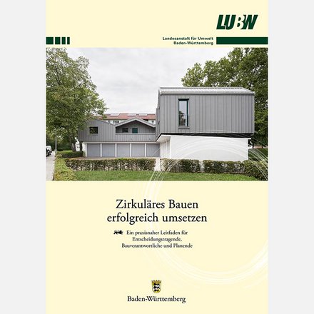 Das Bild zeigt das Titelblatt einer Publikation der Landesanstalt für Umwelt Baden-Württemberg. Im oberen Bereich ist ein Foto eines modernen Gebäudes zu sehen, das aus mehreren klaren, kubischen Baukörpern besteht und von Grünflächen und Bäumen umgeben ist. Die Architektur wirkt sachlich, funktional und zeitgemäß. Der Hintergrund des Titelblatts ist hellgelb, ergänzt durch feine, kreisförmige grafische Linien, die Bewegung und Zirkularität andeuten. Der Titel lautet „Zirkuläres Bauen erfolgreich umsetzen“ mit dem Untertitel, dass es sich um einen praxisnahen Leitfaden für Entscheidungstragende, Bauverantwortliche und Planende handelt. Zweck des Bildes ist es, einen anwendungsorientierten Leitfaden vorzustellen und anhand eines realen Bauprojekts zu zeigen, dass zirkuläres Bauen praktisch umsetzbar ist.