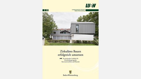 Das Bild zeigt das Titelblatt einer Publikation der Landesanstalt für Umwelt Baden-Württemberg. Im oberen Bereich ist ein Foto eines modernen Gebäudes zu sehen, das aus mehreren klaren, kubischen Baukörpern besteht und von Grünflächen und Bäumen umgeben ist. Die Architektur wirkt sachlich, funktional und zeitgemäß. Der Hintergrund des Titelblatts ist hellgelb, ergänzt durch feine, kreisförmige grafische Linien, die Bewegung und Zirkularität andeuten. Der Titel lautet „Zirkuläres Bauen erfolgreich umsetzen“ mit dem Untertitel, dass es sich um einen praxisnahen Leitfaden für Entscheidungstragende, Bauverantwortliche und Planende handelt. Zweck des Bildes ist es, einen anwendungsorientierten Leitfaden vorzustellen und anhand eines realen Bauprojekts zu zeigen, dass zirkuläres Bauen praktisch umsetzbar ist.