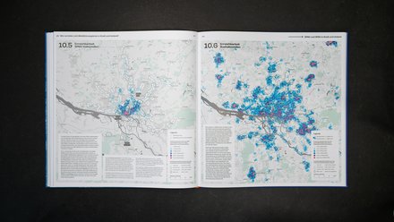 Aufgeschlagene Buchseite mit Karten zur Erreichbarkeit von ÖPNV-Haltestellen.