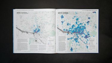 Aufgeschlagene Buchseite mit Karten zur Erreichbarkeit von ÖPNV-Haltestellen.