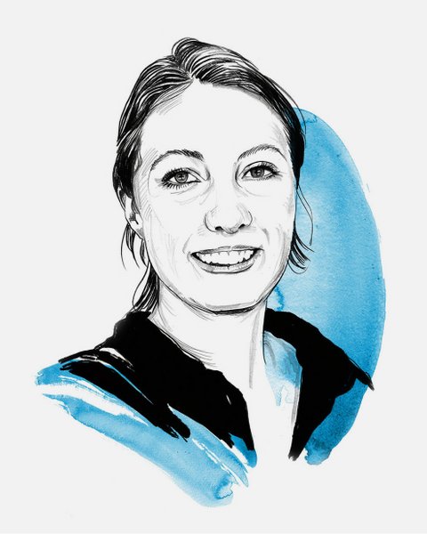"Illustration einer Frau mit schulterlangem dunklem Haar, das zur Seite fällt. Sie lächelt warm in die Kamera. Die Zeichnung ist in schwarzer Tinte ausgeführt und zeigt feine Details im Gesicht. Im Hintergrund und hinter dem Hals sind blaue Aquarell-Pinselstriche zu sehen, die einen abstrakten, künstlerischen Hintergrund bilden. Die Frau trägt einen schwarzen Kragen oder Oberteil. Der Gesamteindruck ist eine moderne, künstlerische Porträtillustration mit einer Kombination aus präziser Zeichnung und freien Aquarellakzenten."