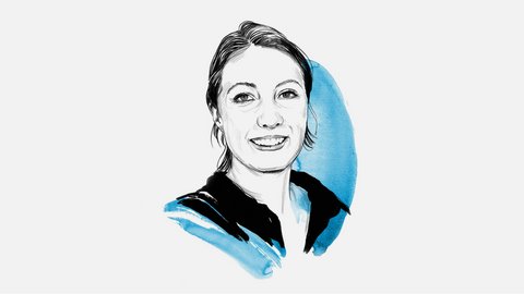 "Illustration einer Frau mit schulterlangem dunklem Haar, das zur Seite fällt. Sie lächelt warm in die Kamera. Die Zeichnung ist in schwarzer Tinte ausgeführt und zeigt feine Details im Gesicht. Im Hintergrund und hinter dem Hals sind blaue Aquarell-Pinselstriche zu sehen, die einen abstrakten, künstlerischen Hintergrund bilden. Die Frau trägt einen schwarzen Kragen oder Oberteil. Der Gesamteindruck ist eine moderne, künstlerische Porträtillustration mit einer Kombination aus präziser Zeichnung und freien Aquarellakzenten."