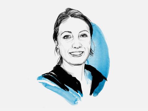 "Illustration einer Frau mit schulterlangem dunklem Haar, das zur Seite fällt. Sie lächelt warm in die Kamera. Die Zeichnung ist in schwarzer Tinte ausgeführt und zeigt feine Details im Gesicht. Im Hintergrund und hinter dem Hals sind blaue Aquarell-Pinselstriche zu sehen, die einen abstrakten, künstlerischen Hintergrund bilden. Die Frau trägt einen schwarzen Kragen oder Oberteil. Der Gesamteindruck ist eine moderne, künstlerische Porträtillustration mit einer Kombination aus präziser Zeichnung und freien Aquarellakzenten."