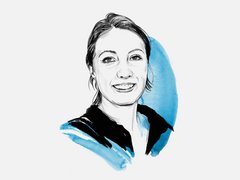 "Illustration einer Frau mit schulterlangem dunklem Haar, das zur Seite fällt. Sie lächelt warm in die Kamera. Die Zeichnung ist in schwarzer Tinte ausgeführt und zeigt feine Details im Gesicht. Im Hintergrund und hinter dem Hals sind blaue Aquarell-Pinselstriche zu sehen, die einen abstrakten, künstlerischen Hintergrund bilden. Die Frau trägt einen schwarzen Kragen oder Oberteil. Der Gesamteindruck ist eine moderne, künstlerische Porträtillustration mit einer Kombination aus präziser Zeichnung und freien Aquarellakzenten."