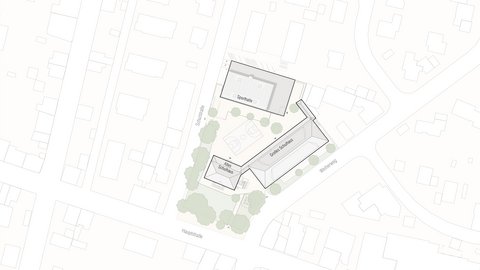 Schwarz-weißer Lageplan mit Gebäuden, Straßen und Bäumen, darunter die Beschriftungen 'Sporthalle', 'Schule', 'Hauptstraße' und 'Bergweg'
