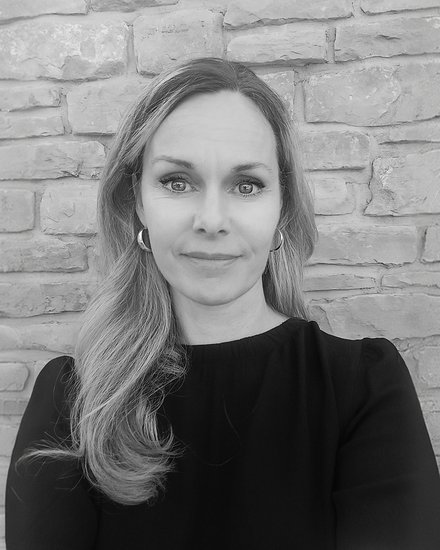 Portrait einer Frau vor einer Steinwand