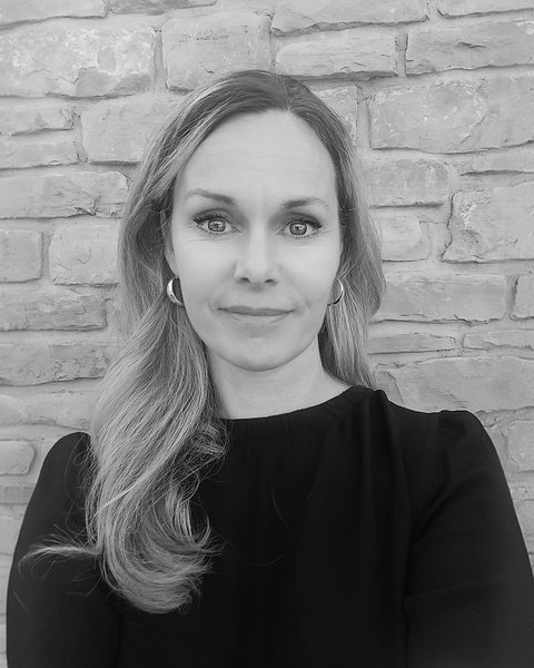 Portrait einer Frau vor einer Steinwand