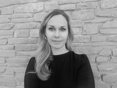 Portrait einer Frau vor einer Steinwand