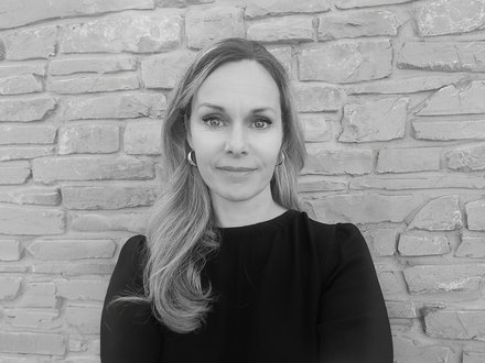 Portrait einer Frau vor einer Steinwand