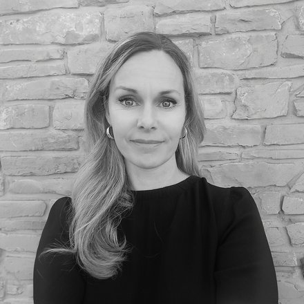 Portrait einer Frau vor einer Steinwand