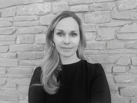Portrait einer Frau vor einer Steinwand