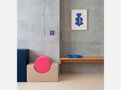 Betonwand mit modernen Möbeln und einem Bild an der Wand