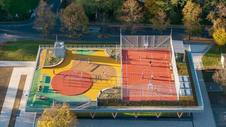 Eine Kultur und Sporthalle aus der Vogelperspektive. 