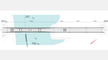 Grundriss einer Eisenbahnbrücke mit Gleisanlagen, Pfeilern und Maßangaben zur Spannweite über dem Fluss.