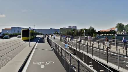 Eine Perspektive auf der Brücke zeigt getrennte Bereiche für Straßenbahn, Radverkehr und Fußgänger, zahlreiche Menschen bewegen sich entlang der klar geführten Wege, wodurch das Bild die Brücke als Ort des täglichen Gebrauchs darstellt und für sichere, gleichberechtigte Mobilität verschiedener Verkehrsteilnehmender steht.