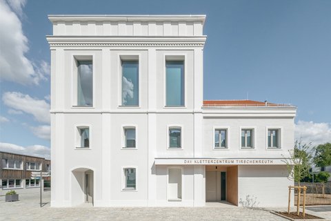 Die Fassade des Kletterzentrums zum Platz
