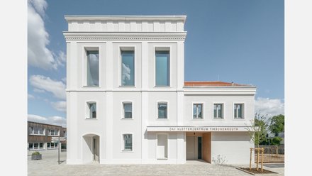 Die Fassade des Kletterzentrums zum Platz