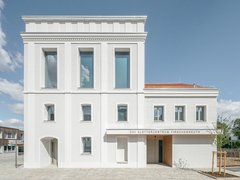 Die Fassade des Kletterzentrums zum Platz