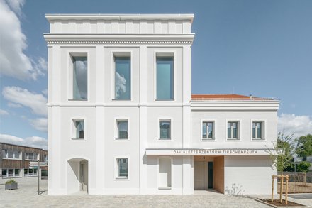 Die Fassade des Kletterzentrums zum Platz