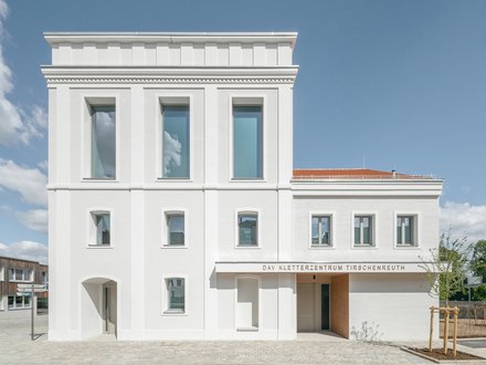 Die Fassade des Kletterzentrums zum Platz