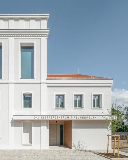Die Fassade des Kletterzentrums zum Platz