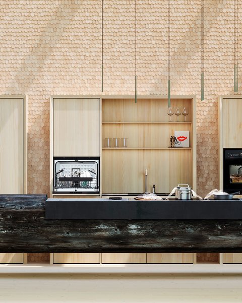 „Eine moderne Designerküche mit einer monumentalen Kücheninsel aus einem Baumstamm vor einer Schindelwand mit integrierten Einbaugeräten.“